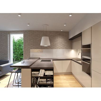 Moderná kuchynská linka s ostrovčekom, zabudovanou rúrou a digestorom, sa nachádza v priestore s tehlovou stenou a výhľadom na záhradu.