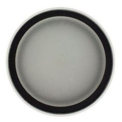 Svetlošedý kruhový difúzor s čiernym lemom je umiestnený na bielom pozadí.