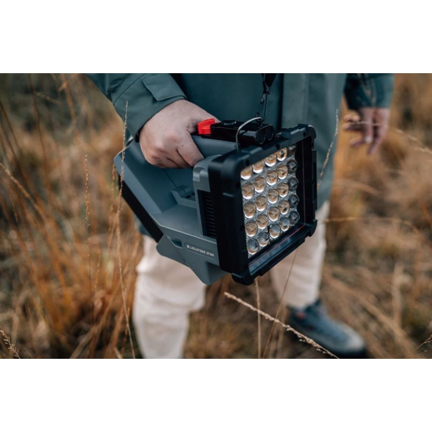 Ledlenser XP30R - stmievateľná nabíjateľná LED baterka, 5000 mAh, IP54, 32000 lm, 16 h, sivá