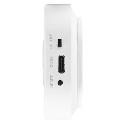 Biely okrúhly prístroj je zobrazený zboku. Na jeho boku sú viditeľné: tlačidlo ON/OFF, USB-C konektor označený DC 5V a tlačidlo RESET.