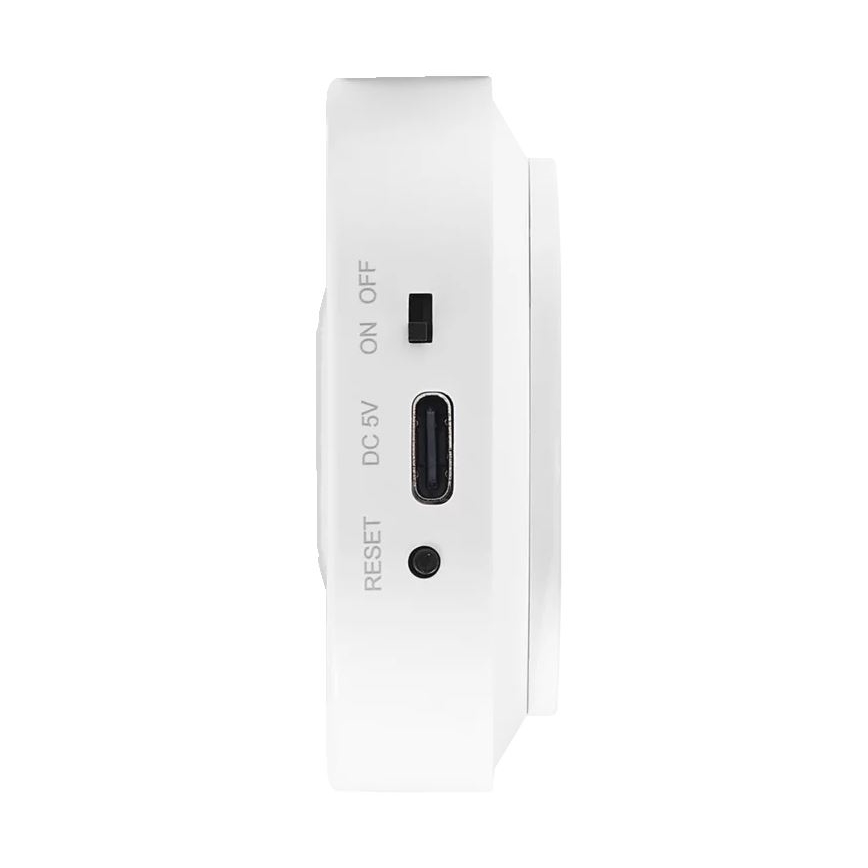 Biely okrúhly prístroj je zobrazený zboku. Na jeho boku sú viditeľné: tlačidlo ON/OFF, USB-C konektor označený DC 5V a tlačidlo RESET.