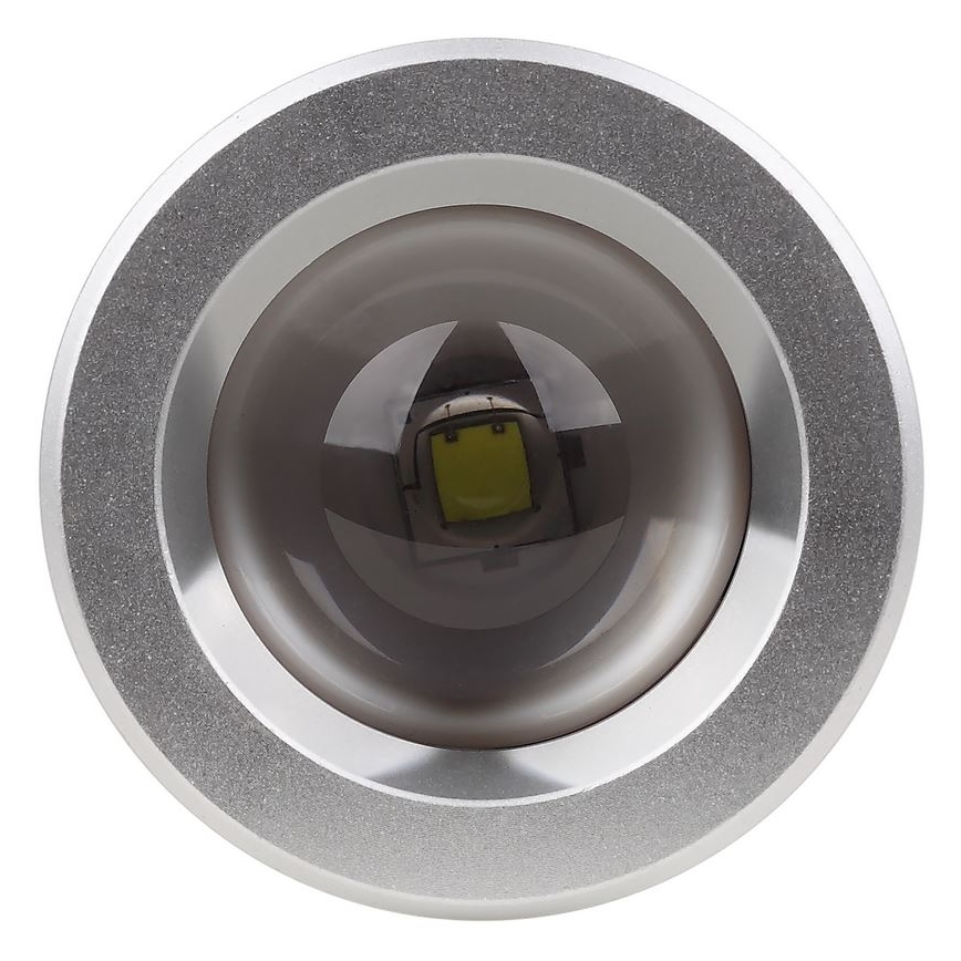 Svetlomet s LED diódou je umiestnený v striebornom kovovým puzdre. Dioda je viditeľná cez sklenenú šošovku. Pozadí je biele.