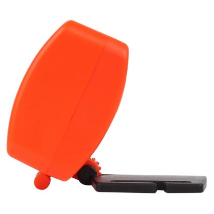 Oranžový digitálny stopky sú umiestnené na čiernom stojane. Stopky sú otočené do strany, s viditeľným nastavovacím kolieskom. Nachádzajú sa na bielom pozadí.