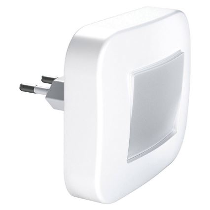 Biela nočná lampa svieti. Je zapojená do elektrickej zásuvky. Lampa má štvorcový tvar s malým, svetlo emitujúcim prvkom.