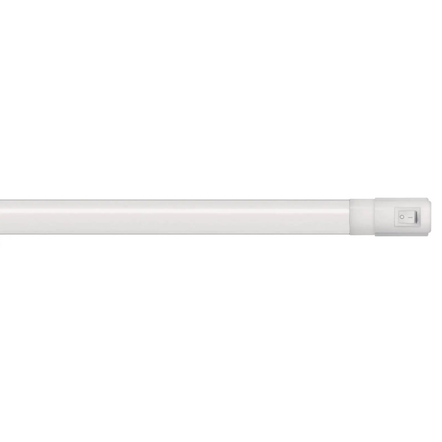LED trubica s integrovaným vypínačom je umiestnená na bielom pozadí.