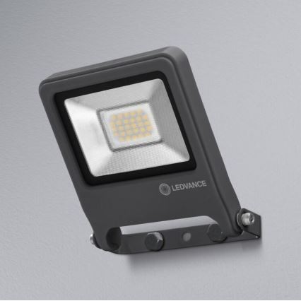 LED reflektor svieti. Je pripevnený na stene pomocou skrutiek. Na reflektor je vytlačené logo LEDVANCE.