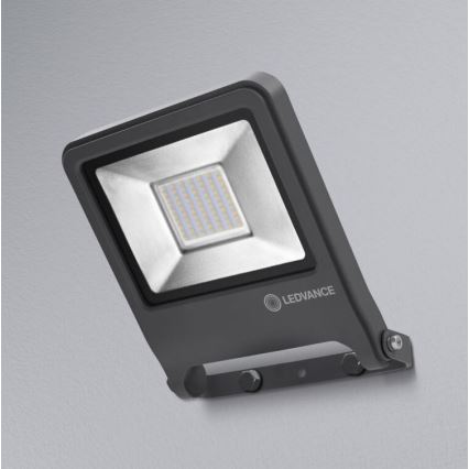 LED reflektor svieti. Je pripevnený na stenu. Na reflektori je logo LEDVANCE.