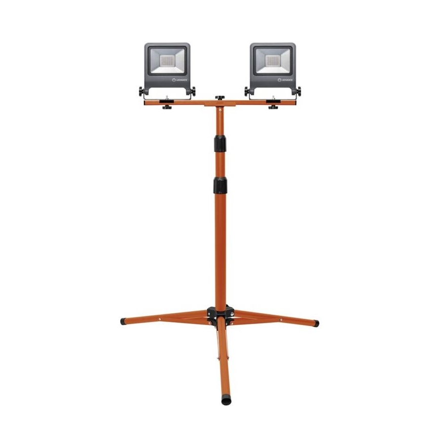 Dvojica LED reflektorov je pripevnená k oranžovému stojanu s trojnožkovou základňou. Svetlá svietia dopredu. Stojan je na bielom pozadí.