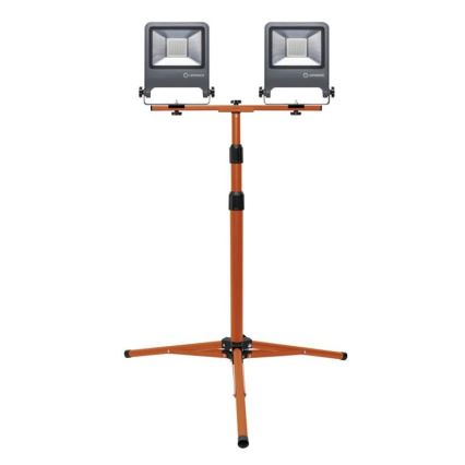 Dvojica LED reflektorov je pripevnená k oranžovému stojanu s trojnožkovou základňou. Stojan umožňuje nastavenie výšky svetiel. Reflektory sú sivé, s logom „Ledvance“.