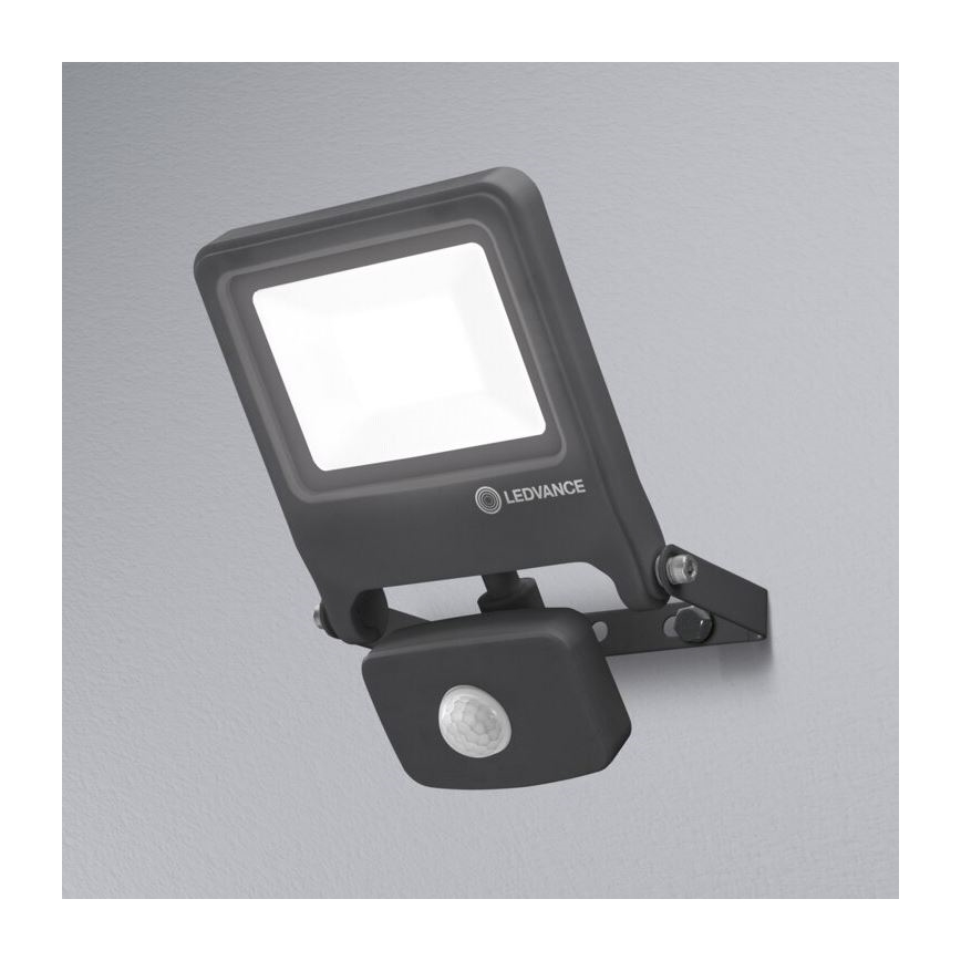 Svietidlo s LED osvetlením je pripevnené na stene. Svietidlo je vybavené pohybovým senzorom. Na svietidle je logo LEDVANCE.