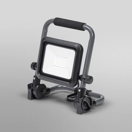 Prenositelná LED pracovná lampa s niekoľkými diódikami svieti. Je umiestnená na skladacím stojane s rukoväťou na prenášanie. Stojan umožňuje nastavenie uhla svietenia.