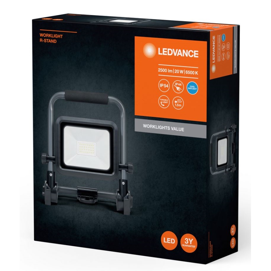 LED pracovné svetlo s rúčkou je zobrazené na obale. Svetlo je umiestnené na nastaviteľnom stojane. Na obale je uvedený text: LEDVANCE, 2500 lm | 20 W | 6500 K, IP54, IP44, WORKLIGHTS VALUE, LED, 3Y GUARANTEE.