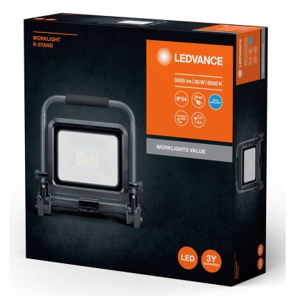 LED pracovné svetlo LEDVANCE s nastaviteľným stojanom, je zobrazené v balení. Parametre: 3500 lm, 30 W, 6500 K, IP54, 1,5 m kábel, 3-ročná záruka.