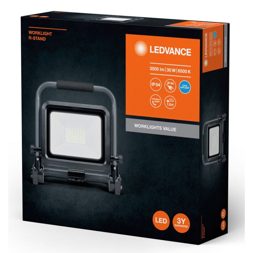 LED pracovné svetlo LEDVANCE s nastaviteľným stojanom, je zobrazené v balení. Parametre: 3500 lm, 30 W, 6500 K, IP54, 1,5 m kábel, 3-ročná záruka.