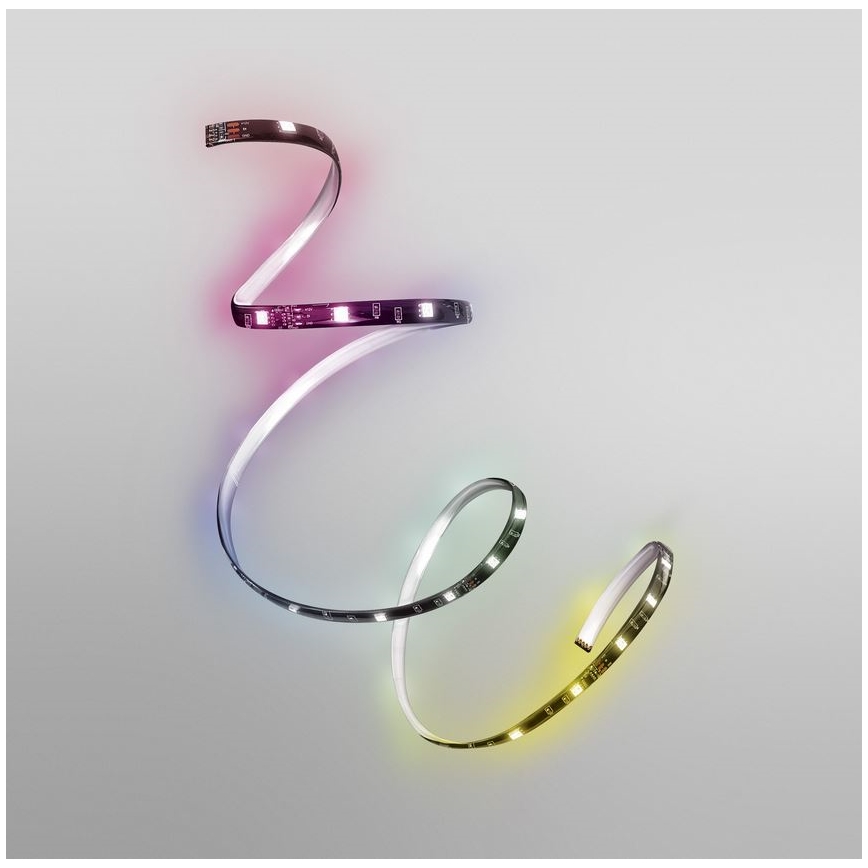 LED pásik sa vlní proti svetlému pozadiu. Pásik vyžaruje viacfarebné svetlo, postupne prechádza od fialovej, cez zelenú až po žltú.