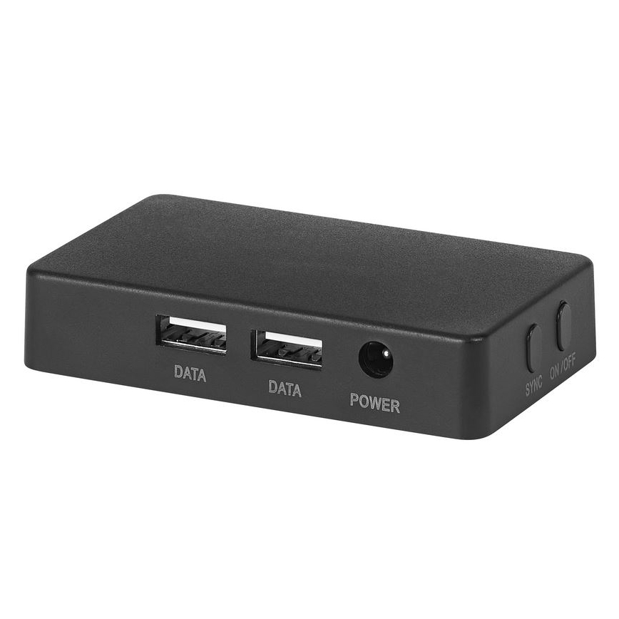 Čierny obdĺžnikový rozbočovač s dvoma USB portami označenými „DATA“, jedným konektorom „POWER“ a prepínačmi „SYNC“, „ON“, „OFF“.