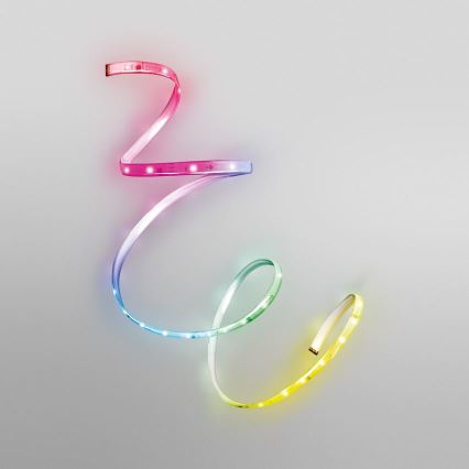 Svetlá LED páska je stočená do tvaru písmena „S“ pred svetlohnedým pozadím. Páska vyžaruje viacfarebné svetlo.