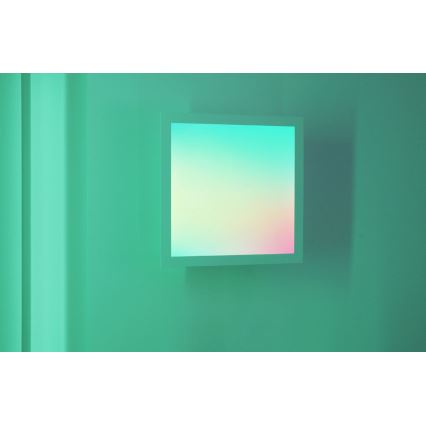 Obdĺžniková obrazovka s farebným prechodom od tyrkysovej po ružovú je umiestnená na svetlozelenej stene. Obrazovka je osvetlená, vytvára jemný tieň.