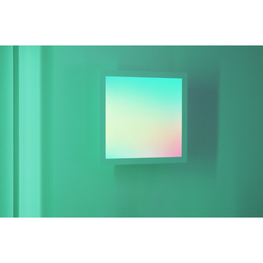 Obdĺžniková obrazovka s farebným prechodom od tyrkysovej po ružovú je umiestnená na svetlozelenej stene. Obrazovka je osvetlená, vytvára jemný tieň.
