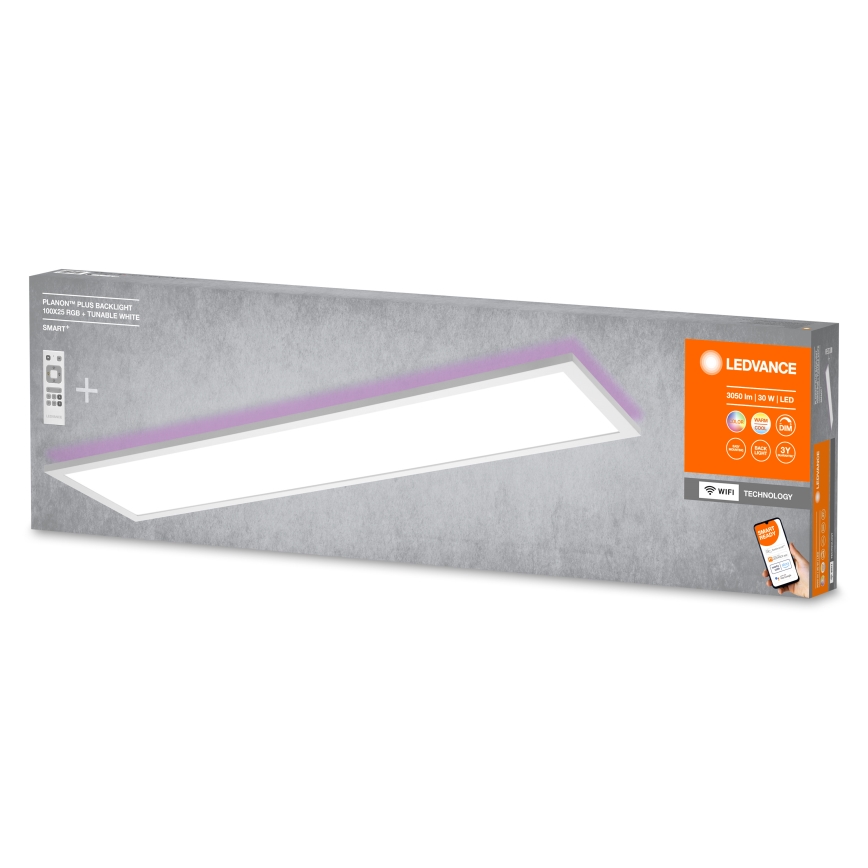 LED panelové svetlo s podsvietením je zobrazené v balení. Svetlo je biele s fialovým podsvietením. Balenie obsahuje informácie o produkte: PLAMON™ PLUS BACKLIGHT 1200x100x12 TUNABLE WHITE SMART+. 3000 lm | 30 W LED.