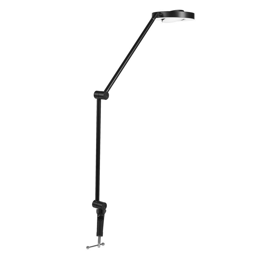 Čierna stolová lampa s dvoma ramenami sa nachádza na bielom pozadí. Lampa je pripevnená k podložke pomocou svorky. Svetlo je smerované nahor a dopredu.