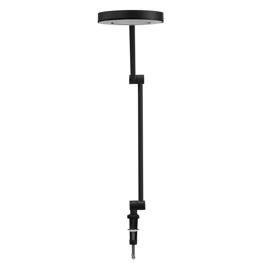 Čierna stolová lampa s okrúhlou hlavou je pripevnená k podložke pomocou kĺbového ramena. Lampa je umiestnená na bielom pozadí.