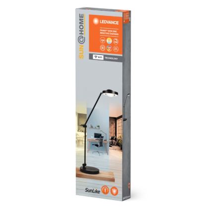 Čierna stojaca lampa s ohybným ramenom a okrúhlym tienidlom je zobrazená na obale. Lampa je umiestnená v kancelárii. Na obale je uvedené LEDVANCE, PANAAH™ Desk DISC indukčné nabíjanie, WiFi technológia a SunLike.