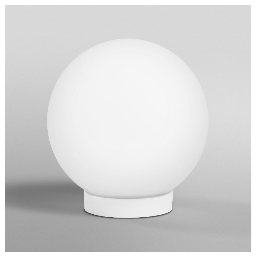 Biela guľová lampa stojí na malej bielej podstavci. Lampa je umiestnená na svetlosivom pozadí.