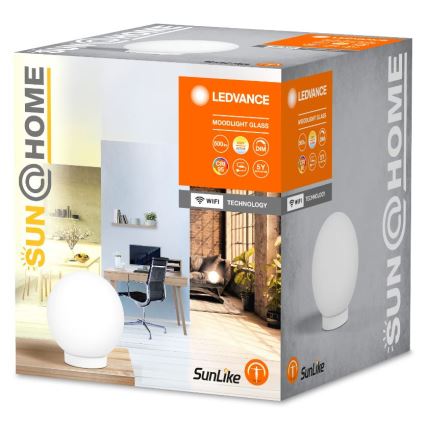 Balenie LED lampy LEDVANCE Moodlight Glass s WiFi technológiou zobrazuje lampu na pracovnom stole a v obývacej izbe. Balenie obsahuje informácie o parametroch lampy: 500 lm, CRI 95, stmievateľná, 5 rokov záruka.