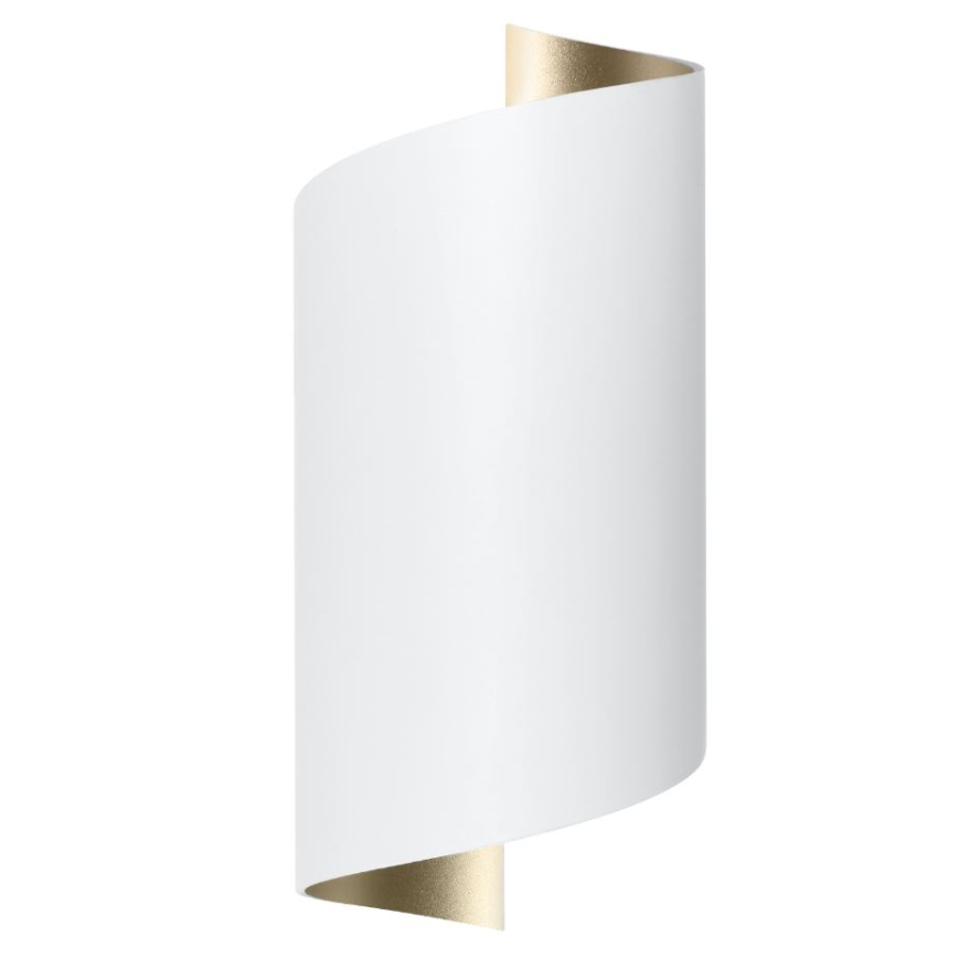 Nástenná lampa s bielym tienidlom stočená do špirály, s detailom zlatej farby na spodku a vrchu. Lampa je osvetľovacím telesom. Je umiestnená na bielom pozadí.