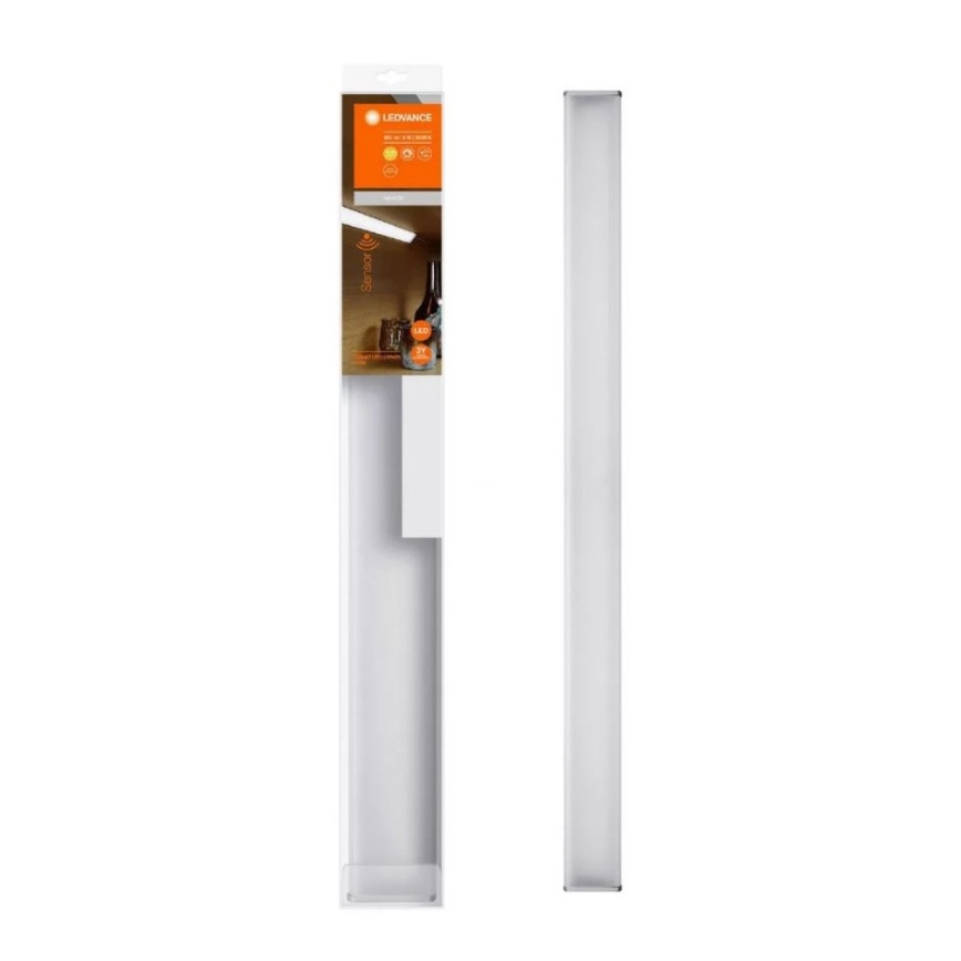 LED pásik LEDvance Smart+ s pohybovým senzorom je balený v kartónovej škatuli. Pásik je zobrazený v demonštračnom použití pod kuchynskou linkou. Na obale je uvedený názov výrobcu a technické parametre: LED, 2700K.