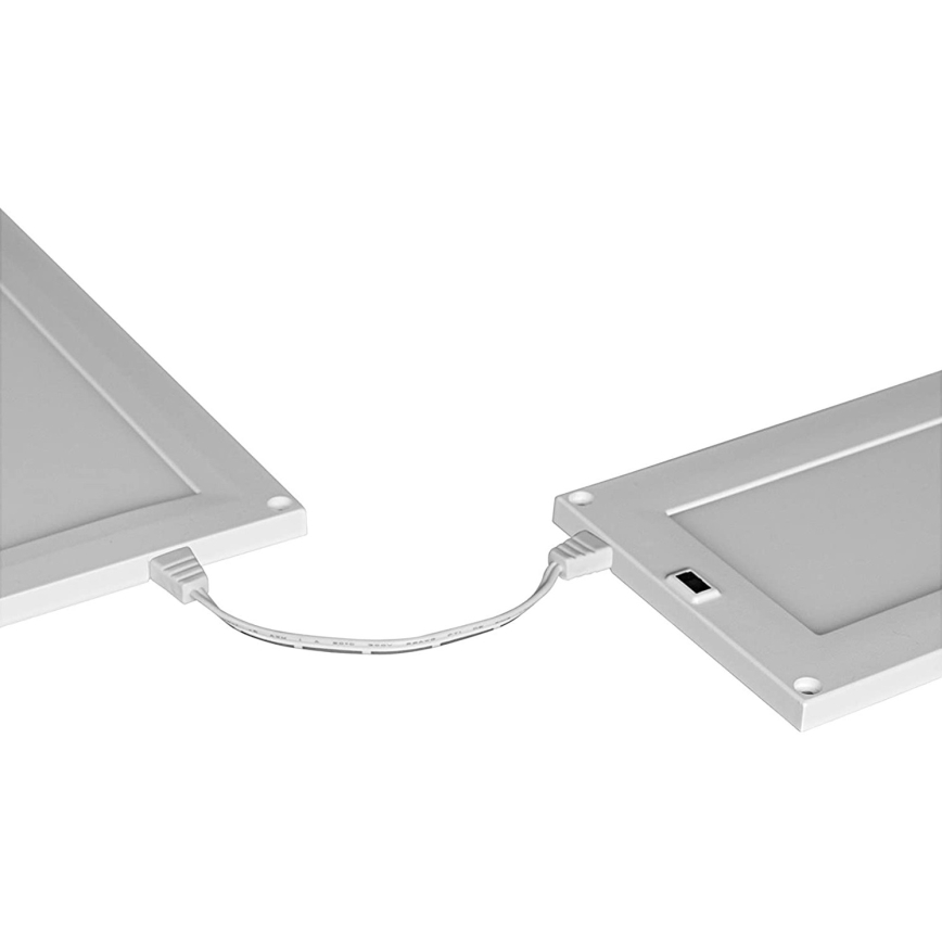 Dve štvorcové LED diódové panely sa spájajú káblom. Panely sú svetlosivé s bielym rámom. Na pozadí je biele pozadie.