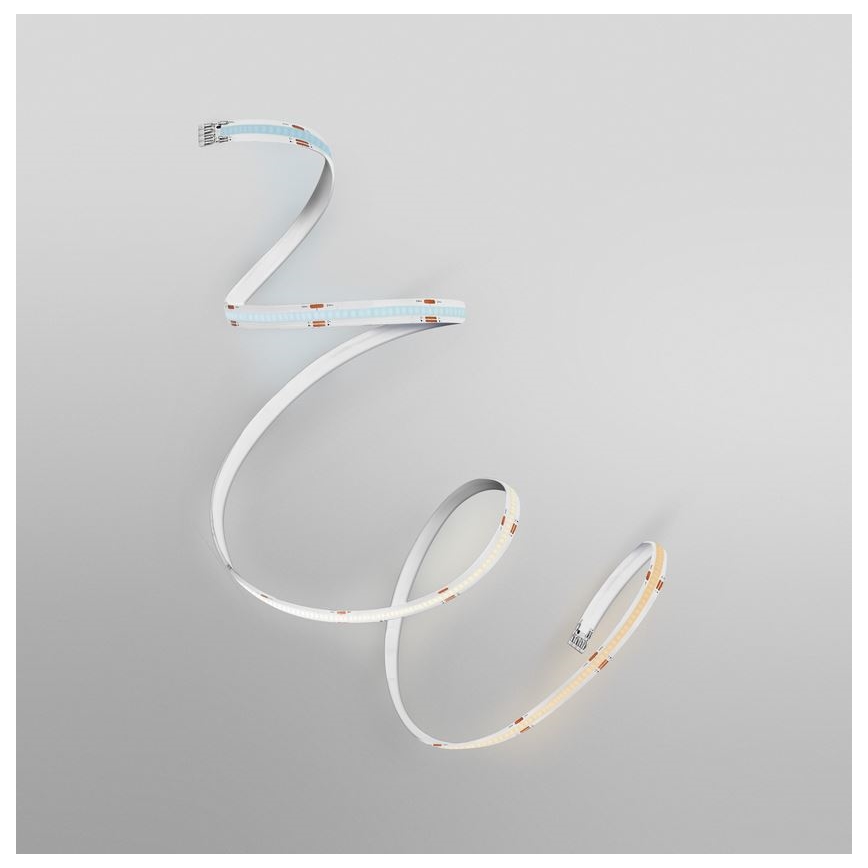 LED pásik sa vinie pred svetlým pozadím. Pásik vyžaruje svetlo v dvoch farbách: chladnej modrej a teplej žltej. Je zobrazený v priestore bez iných objektov.