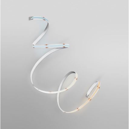 LED pásky sú stočené do špirály pred svetlosivým pozadím. Pásky vyžarujú svetlo v dvoch farbách: chladnej modrej a teplej bielej.