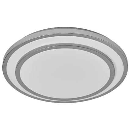 Stropné svietidlo s okrúhlym tvarom a dvojitým strieborným lemom osvetľuje priestor. Svetlo je rozptýlené cez matný difúzor.