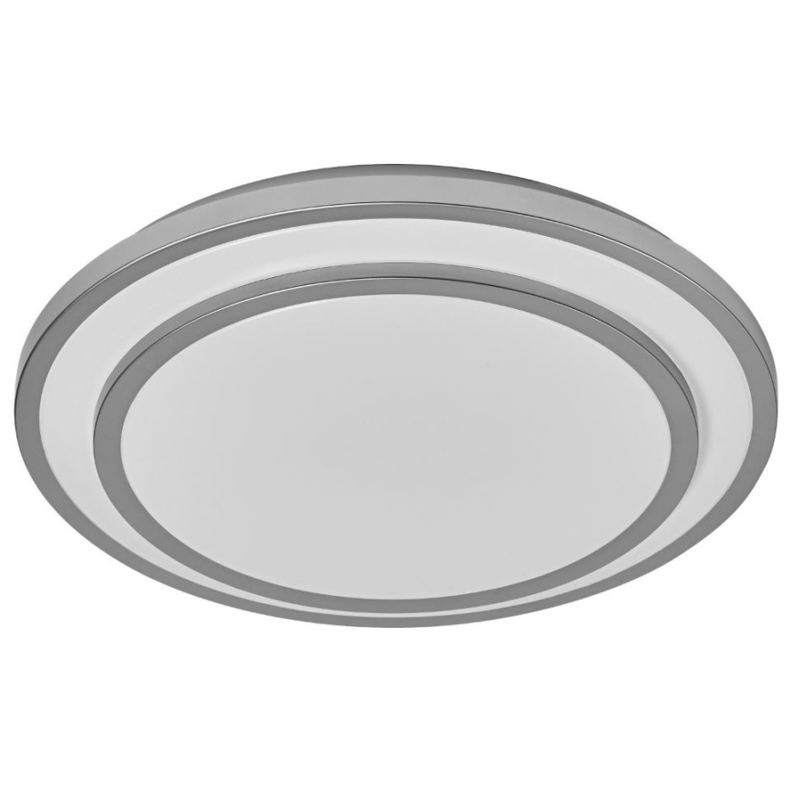 Stropné svietidlo s okrúhlym tvarom a dvojitým strieborným lemom osvetľuje priestor. Svetlo je rozptýlené cez matný difúzor.