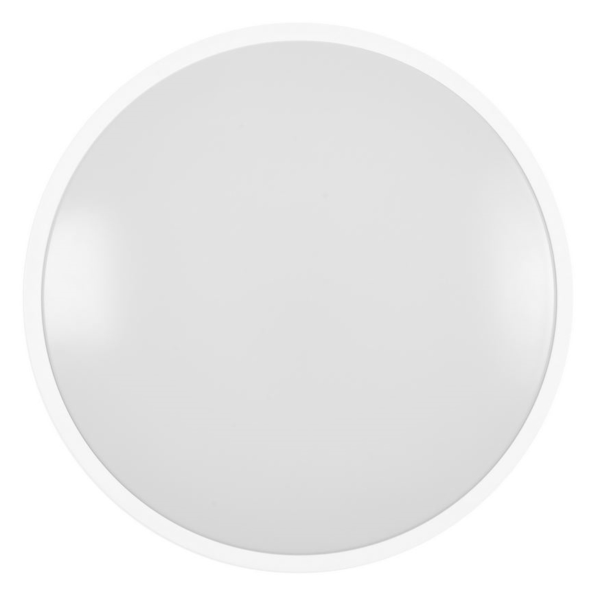 Okrúhle stropné svetlo s bielym difúzorom a bielym rámom je zobrazené na bielom pozadí. Svetlo je umiestnené priamo pred kamerou.