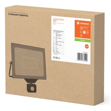 LED reflektor s čidlom je zobrazený na kartónovej krabici. Krabica obsahuje technické údaje: Floodlight Essential, Sensor, 100W, Black, 11500 lm / 100 W, 4000 K, Outdoor, LED.