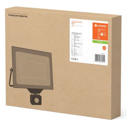 LED reflektor s detektorom pohybu je zobrazený na kartónovej krabici. Krabica obsahuje technické údaje a označenie LEDVANCE FLOODLIGHT ESSENTIAL 100W.