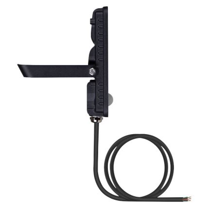 Čierne LED svetlo s pohybovým senzorom je zobrazené zboku. Svetlo má nastaviteľný držiak a je pripojené k čiernemu káblu s viacerými vodičmi. Biele pozadie.