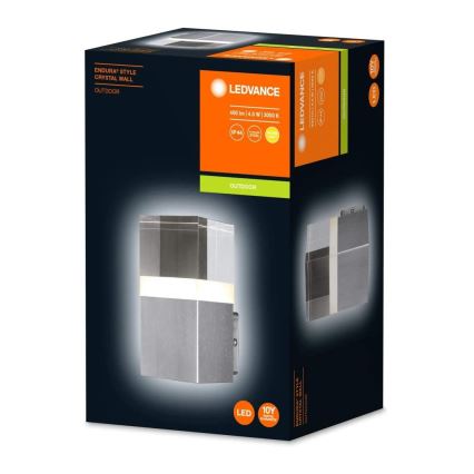 Vonkajšie nástenné LED svietidlo, svieti, balenie zobrazuje jeho vzhľad a technické parametre: 400 lm, 4,5 W, 3000 K, IP44. Balenie označuje 10-ročnú záruku.