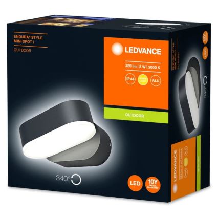 Vonkajší LED svietidlo s oválnym tvarom, ktoré svieti, je zobrazené na obale. Obal obsahuje označenia: LEDVANCE, Endura Style Mini Spot I, Outdoor, 320 lm | 8 W | 3000 K, IP44, ALU, 340°, a 10-ročná záruka.