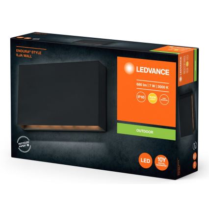 Čierna vonkajšia nástenná LED lampa Ilja Wall značky Ledvance je zobrazená na obale. Balenie uvádza parametre: 680 lm, 7 W, 3000 K, IP65, 10-ročná čiastočná záruka.