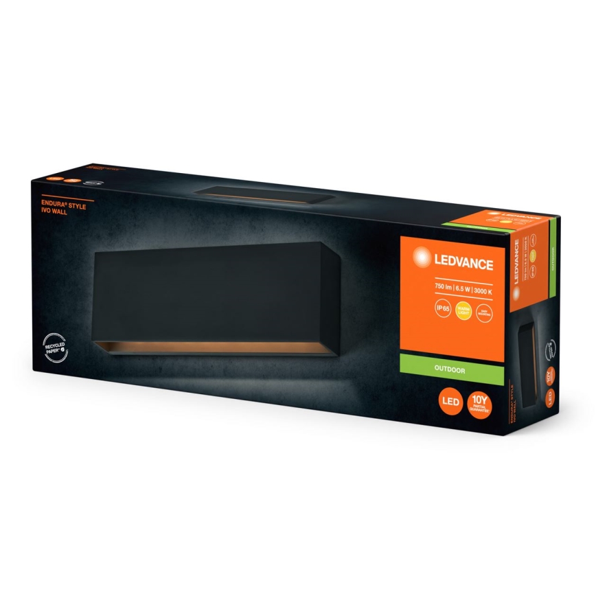 Čierne vonkajšie LED nástenné svietidlo, zobrazené na obale, má zabudované svetlo. Obal uvádza: LEDVANCE, 750 lm, 6,5 W, 3000 K, IP65, Outdoor, LED, 10Y.