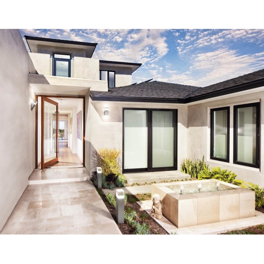 Vstupná brána - vedie do domu - moderná architektúra s nádvorím a vodným prvkom.