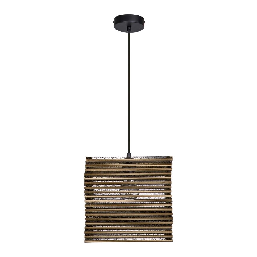 Zavesné svietidlo s hranatým tienidlom zo zlatých lamiel a čiernou kovovou konštrukciou visí z čierneho stropného úchytu na čiernom kábli pred bielym pozadím.