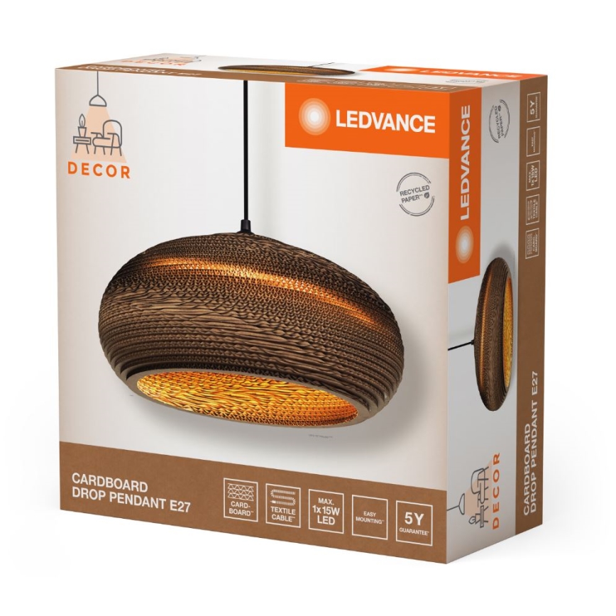 Závesné svietidlo z kartónu visí z čierneho kábla. Je oválne, hnedé, s vnútorným osvetlením. Balenie uvádza: Cardboard Drop Pendant E27, max. 15W LED, 5-ročná záruka.