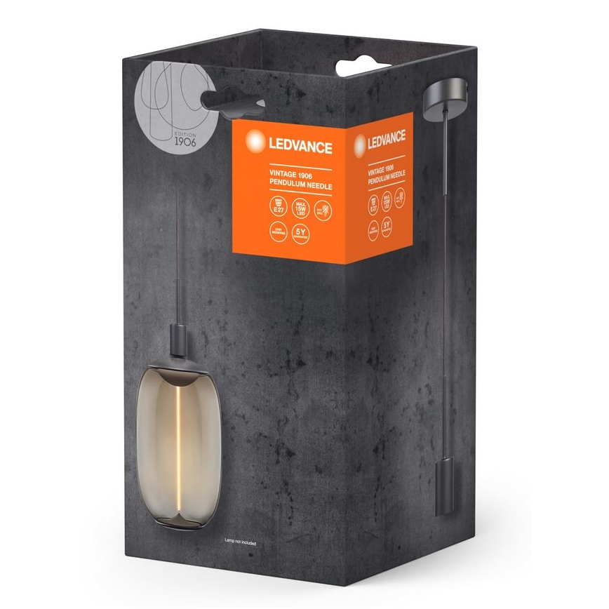 Závesné svietidlo LEDVANCE Vintage 1906 Pendulum Needle je zobrazené v balení. Svietidlo visí na čiernom kábli, má sklenený tienidlo s teplým svetlom. Balenie je tmavosivé s oranžovým popisom.