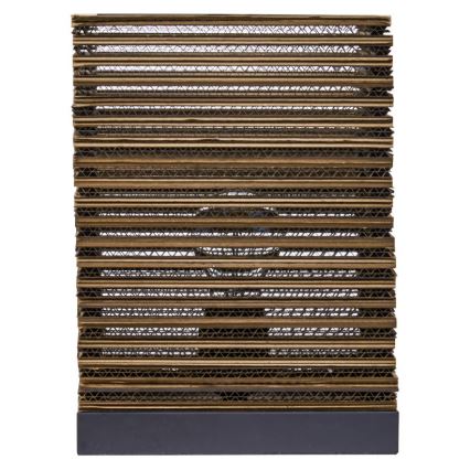 Kartónová konštrukcia s vodorovnými drážkami a tmavou podstavou stojí na bielom pozadí. Vnútro konštrukcie je čiastočne viditeľné.