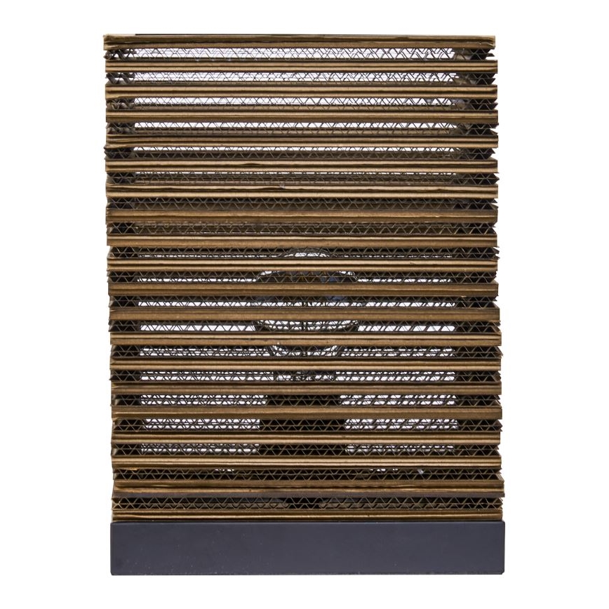 Kartónová konštrukcia s vodorovnými drážkami a tmavou podstavou stojí na bielom pozadí. Vnútro konštrukcie je čiastočne viditeľné.